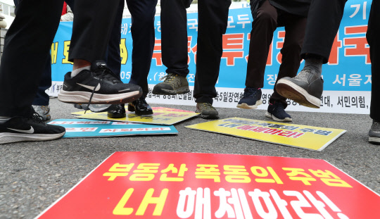 '부동산적폐청산시민행동' 소속 회원들이 31일 서울시 강남구 논현동 LH 서울지역본부 정문 앞에서 기자회견을 열고 "부동산 폭등 주범 LH 해체하라"는 퍼포먼스를 벌이고 있다. 연합뉴스